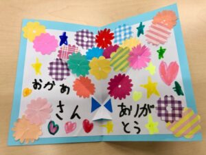 参加者が作った花束のカードの写真